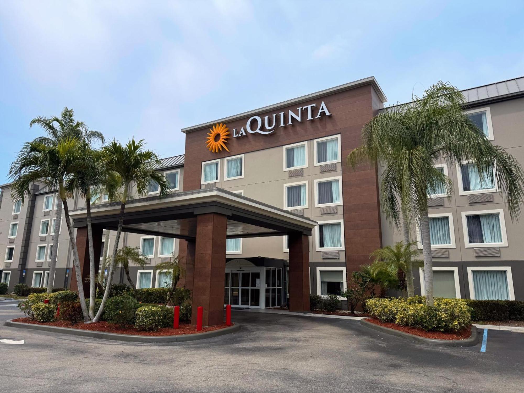 La Quinta By Wyndham Naples East Hotel Golden Gate Bagian luar foto