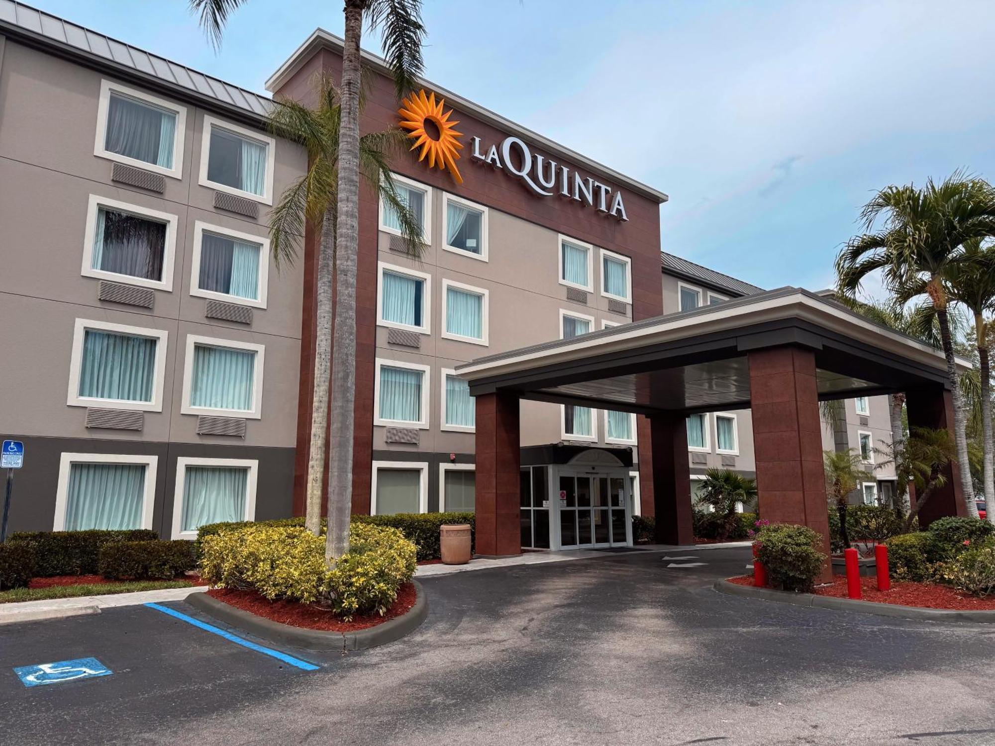 La Quinta By Wyndham Naples East Hotel Golden Gate Bagian luar foto